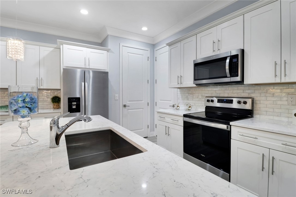 12973 Pembroke Drive - Photo 5