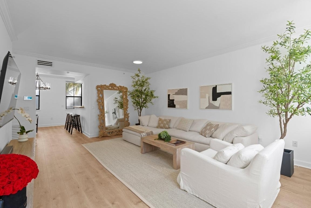 687 Hibiscus Street - Photo 3