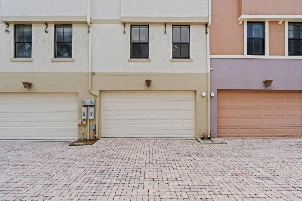 687 Hibiscus Street - Photo 28