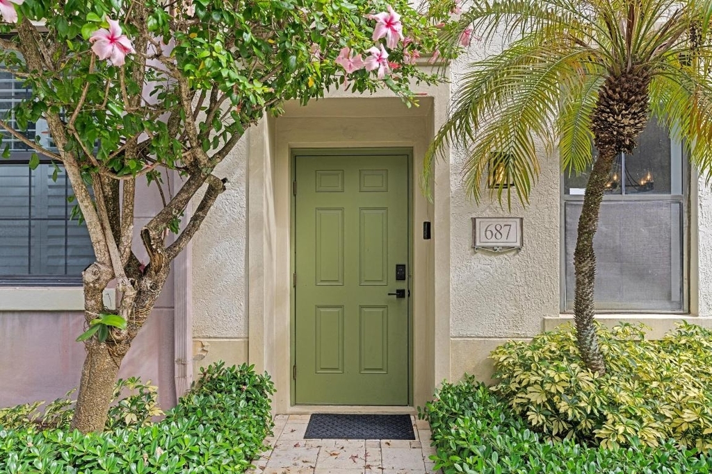 687 Hibiscus Street - Photo 2