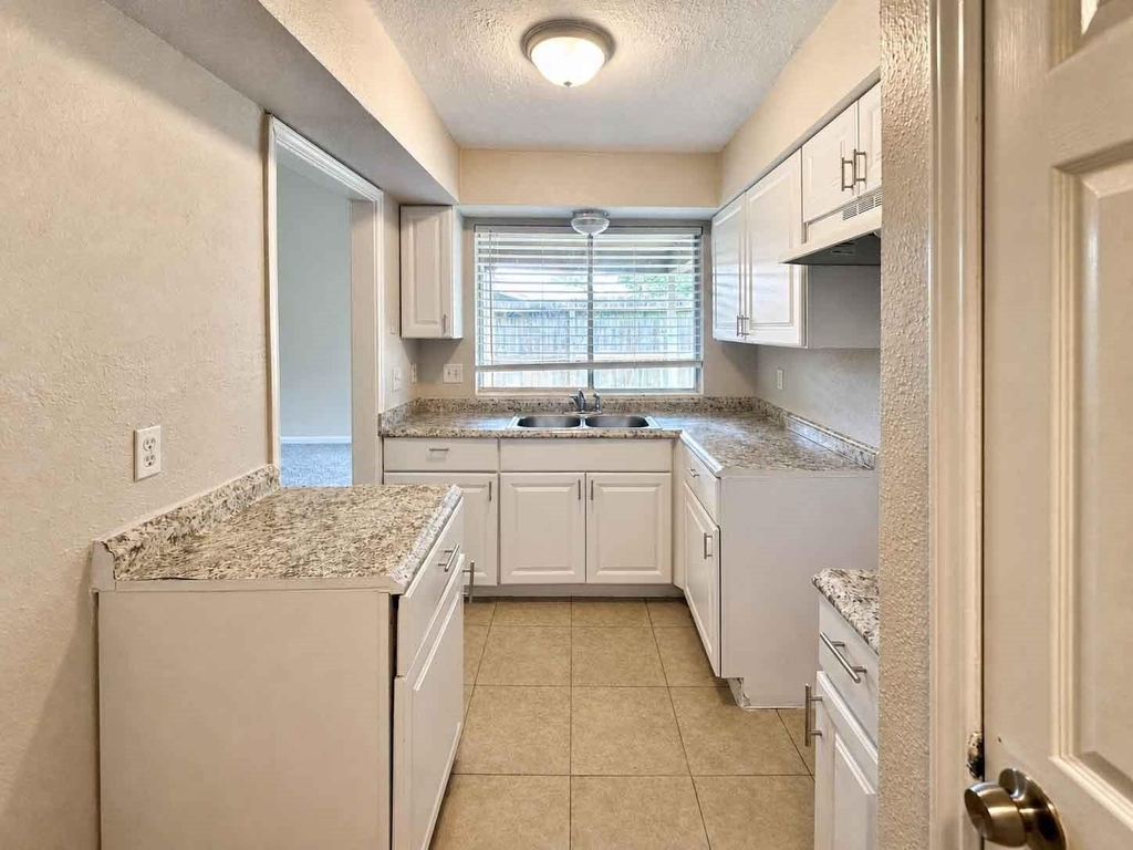 8710 Parkway Forest Drive - Photo 11