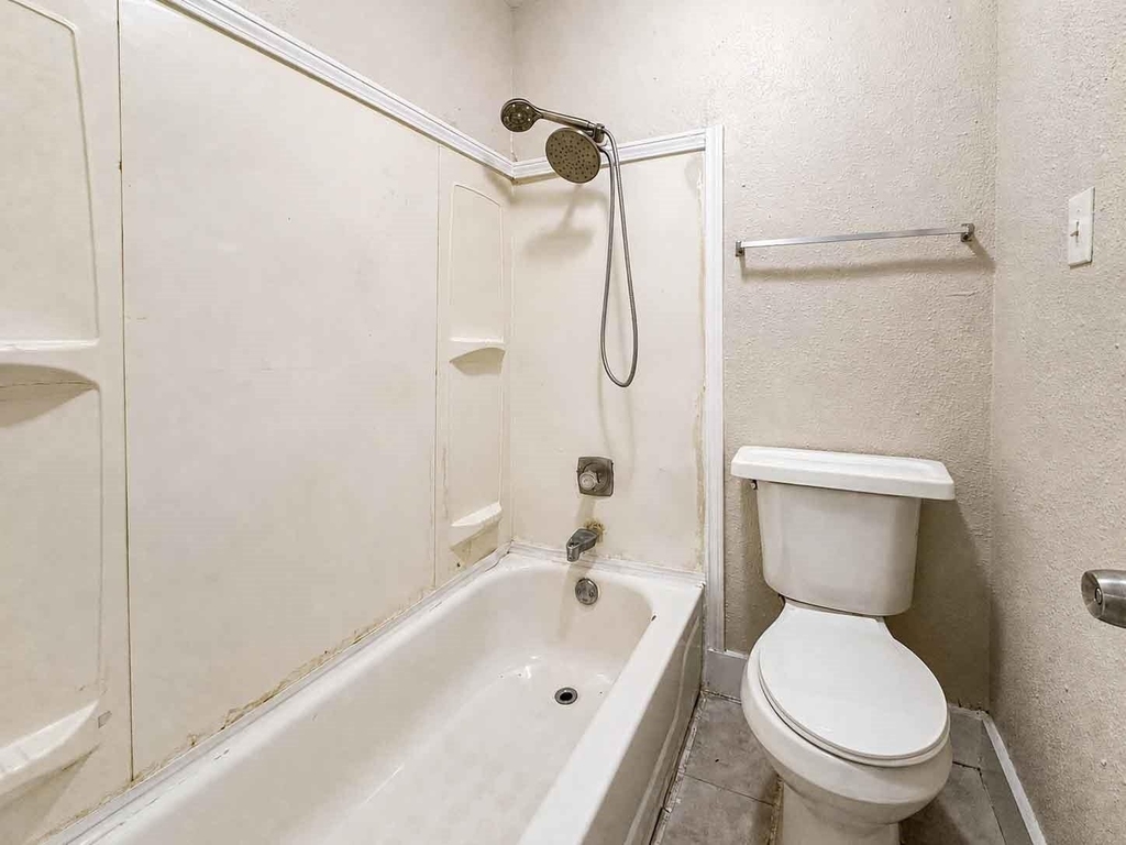 8710 Parkway Forest Drive - Photo 18