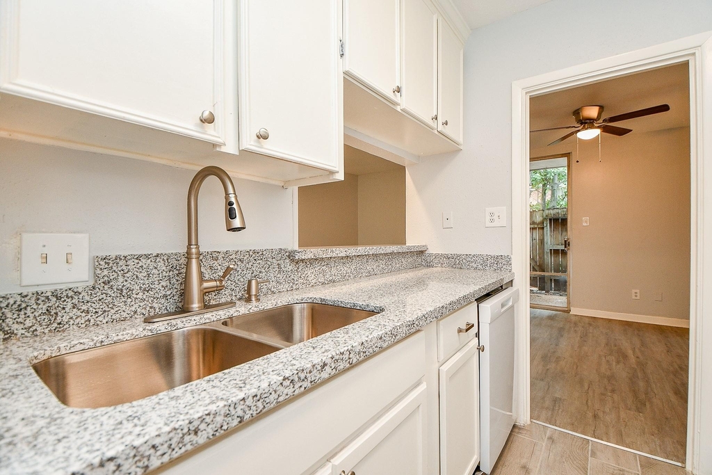 2822 Briarhurst Drive - Photo 2