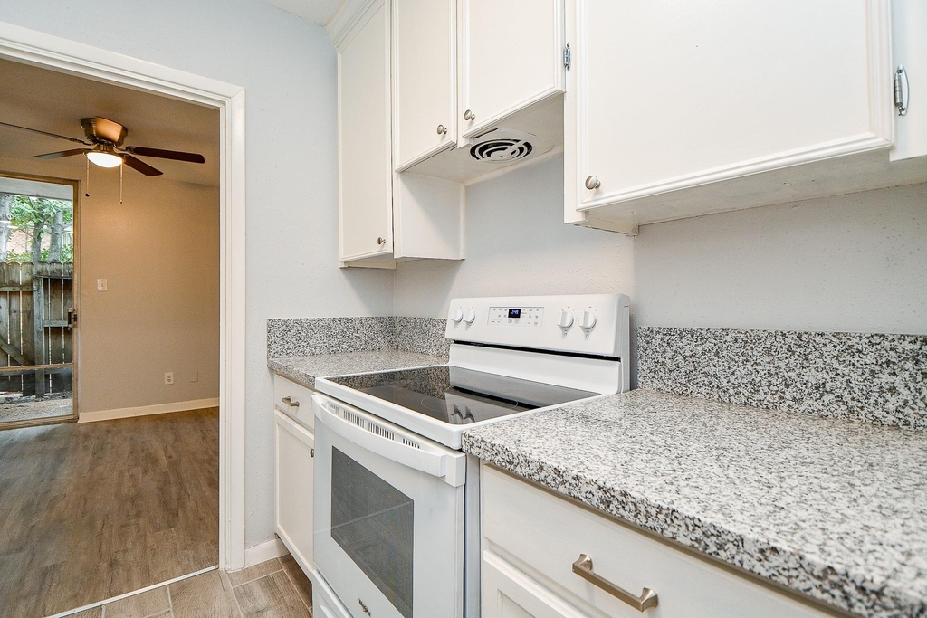 2822 Briarhurst Drive - Photo 3