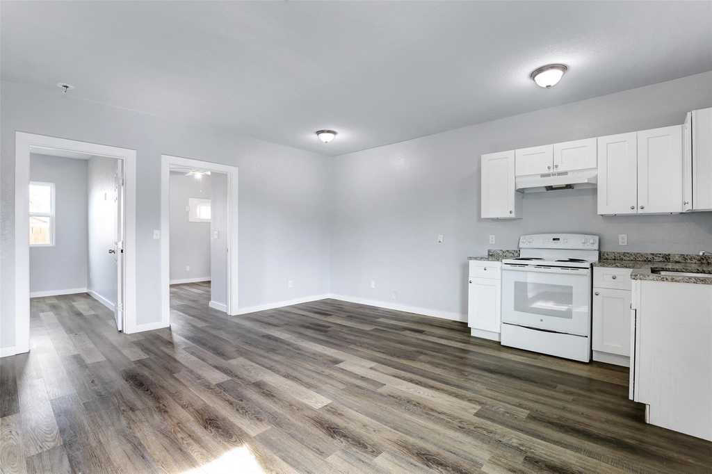 438 S San Joaquin Avenue - Photo 2