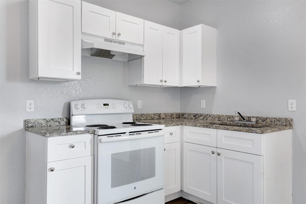 438 S San Joaquin Avenue - Photo 1