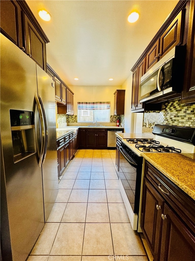 1327 S Longwood Avenue - Photo 2