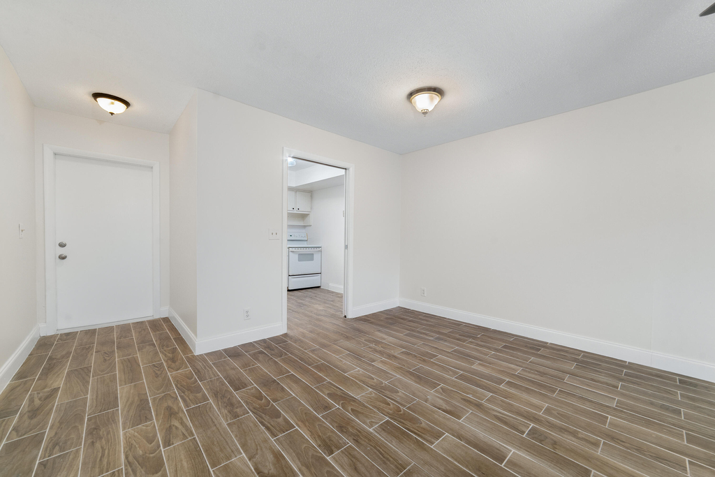 2567 Dudley Drive W - Photo 4