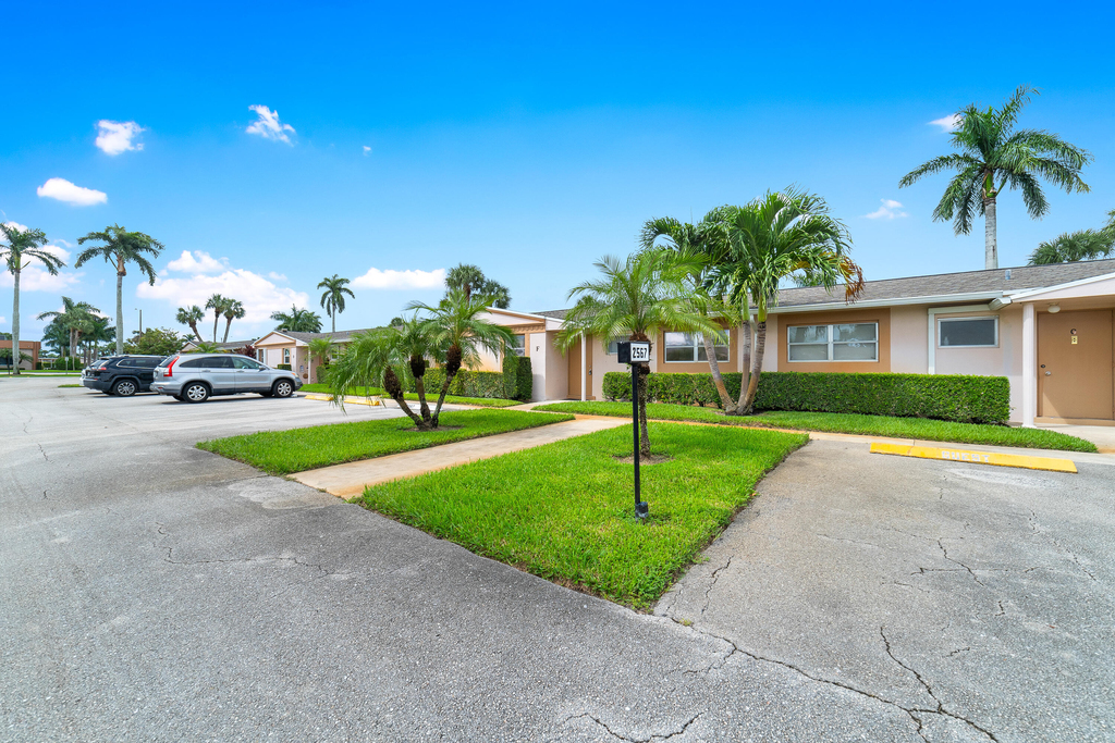 2567 Dudley Drive W - Photo 2