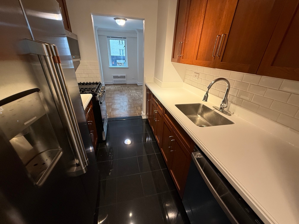 200 East 71st Street - Photo 5