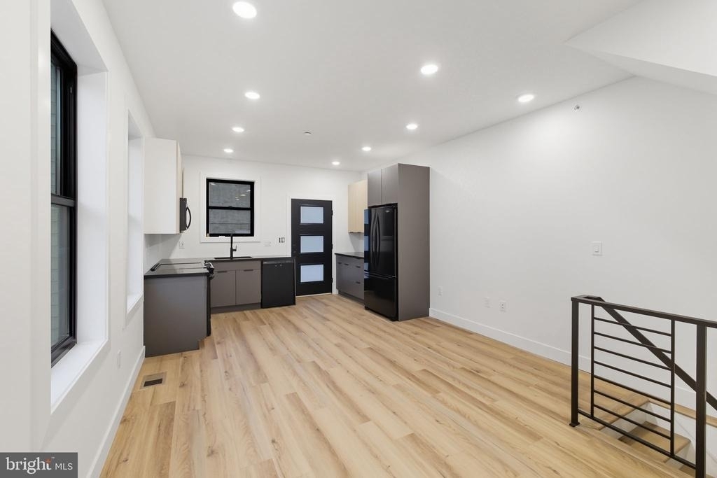 2713 W Montgomery Avenue - Photo 2