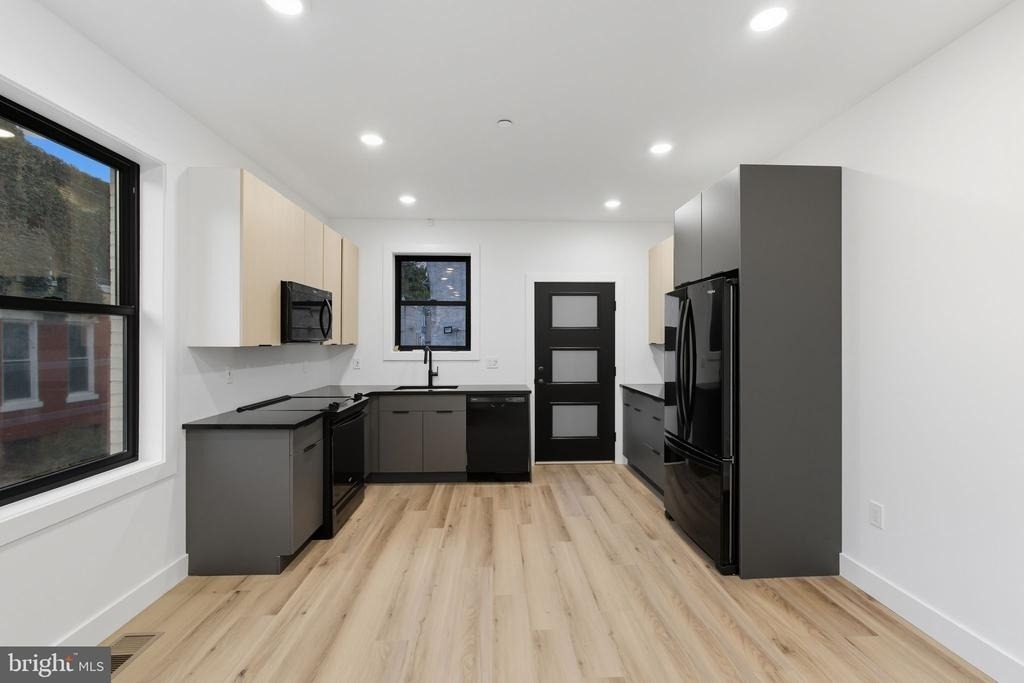 2713 W Montgomery Avenue - Photo 3