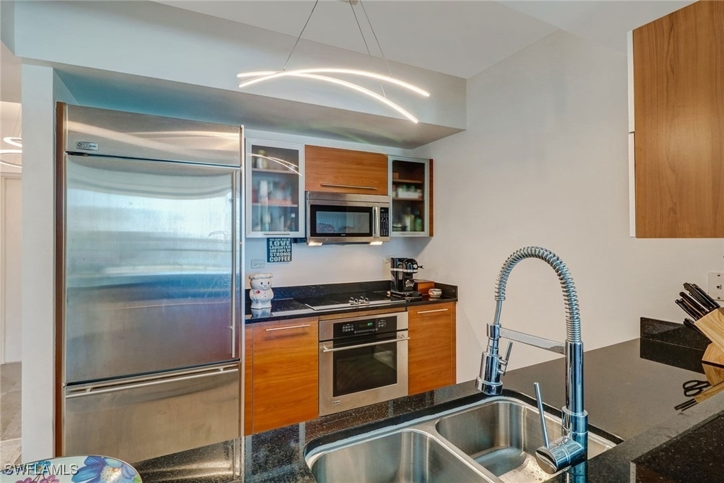 3000 Oasis Grand Boulevard - Photo 2