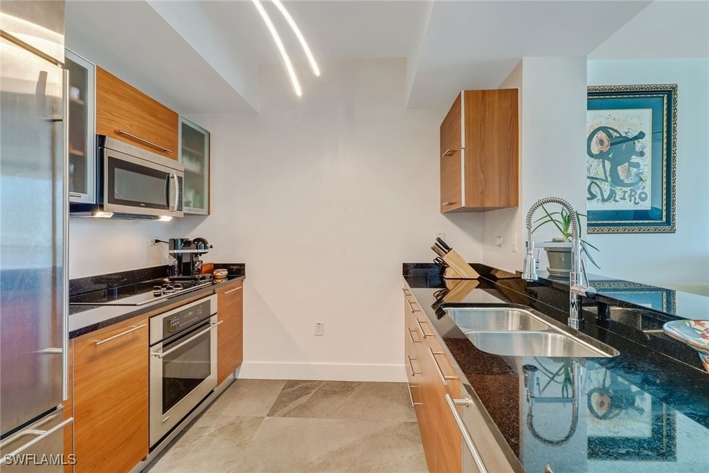 3000 Oasis Grand Boulevard - Photo 3