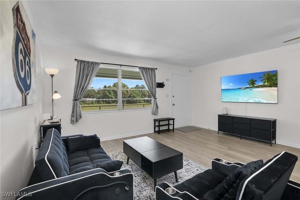 3225 E Riverside Drive - Photo 3