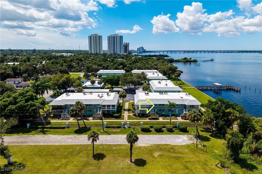 3225 E Riverside Drive - Photo 32