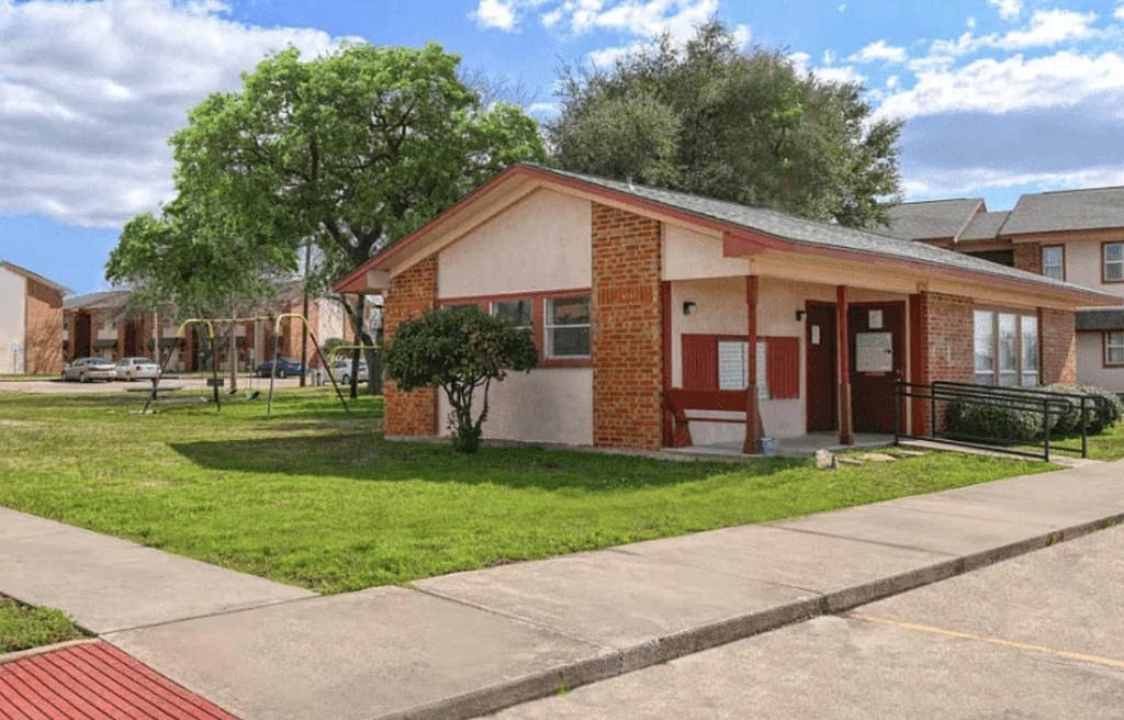 1100 W Austin St - Photo 1