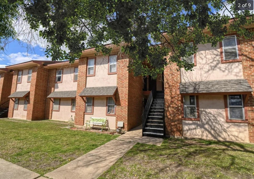 1100 W Austin St - Photo 0