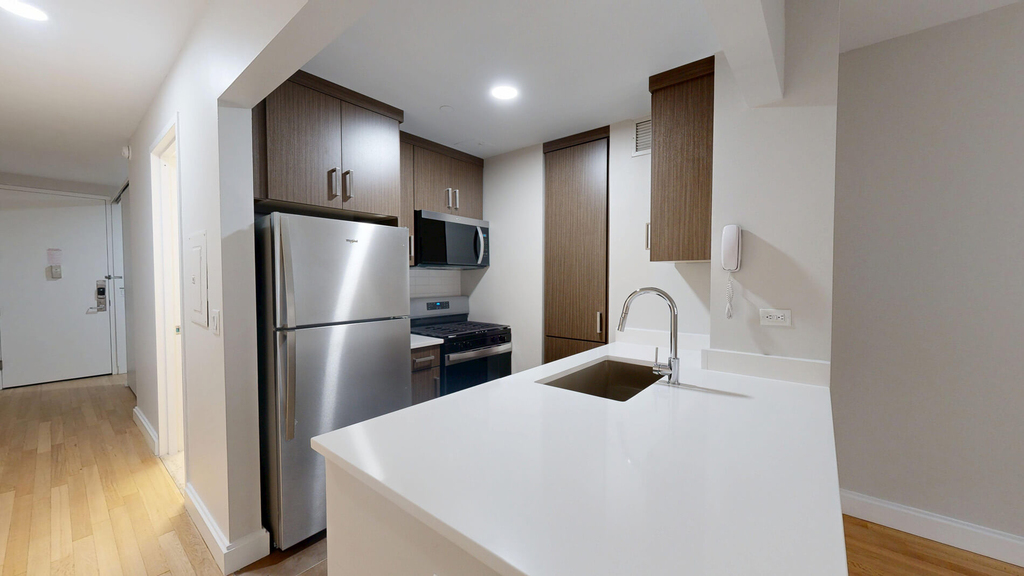 10 Hanover Square - Photo 1