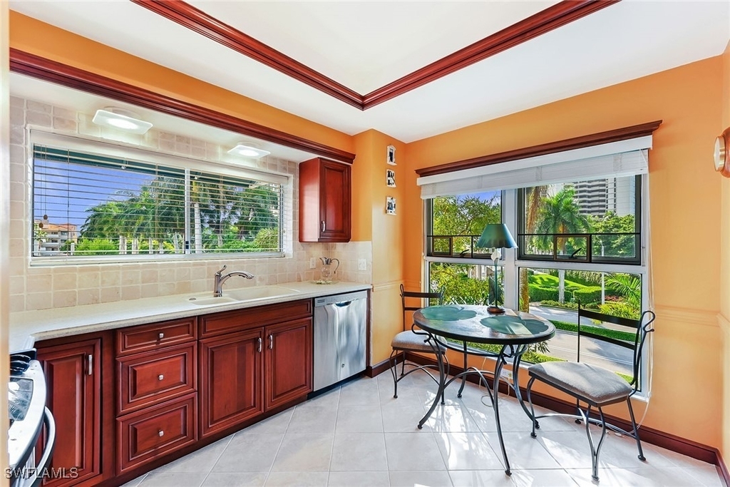 4560 Gulf Shore Boulevard N - Photo 8