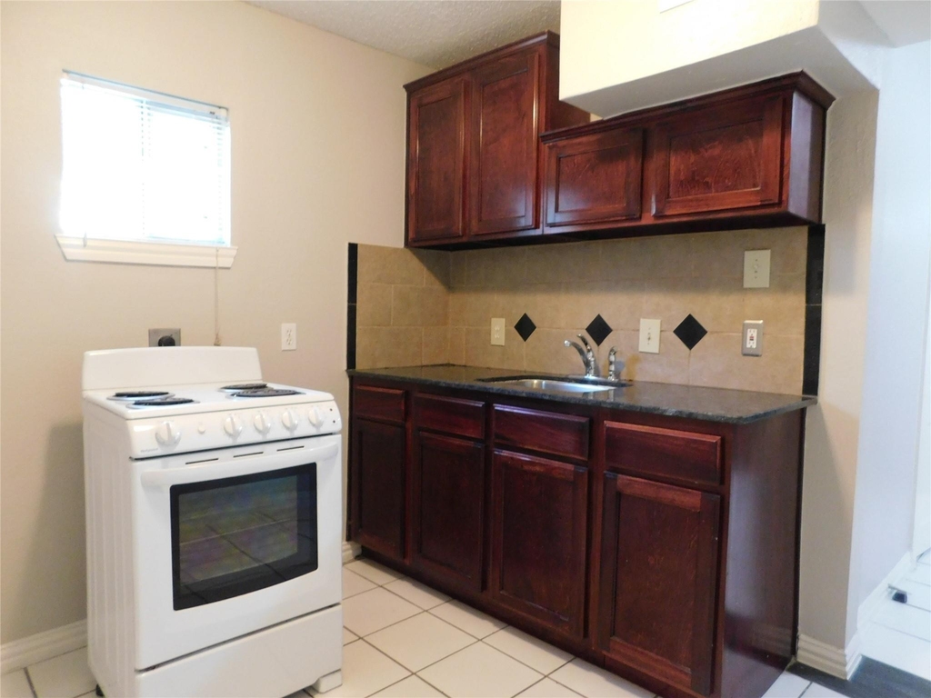 1409 Wentworth Street - Photo 2