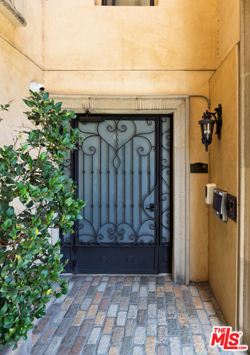 155 N Hamilton Drive - Photo 4
