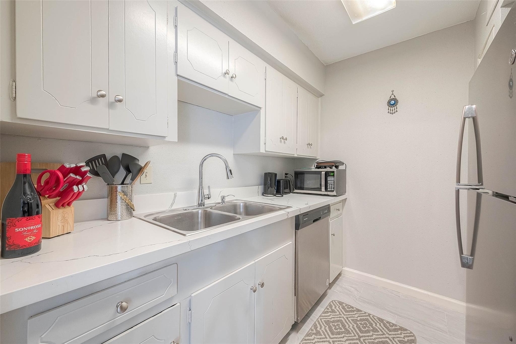 2121 Fountain View Drive - Photo 10
