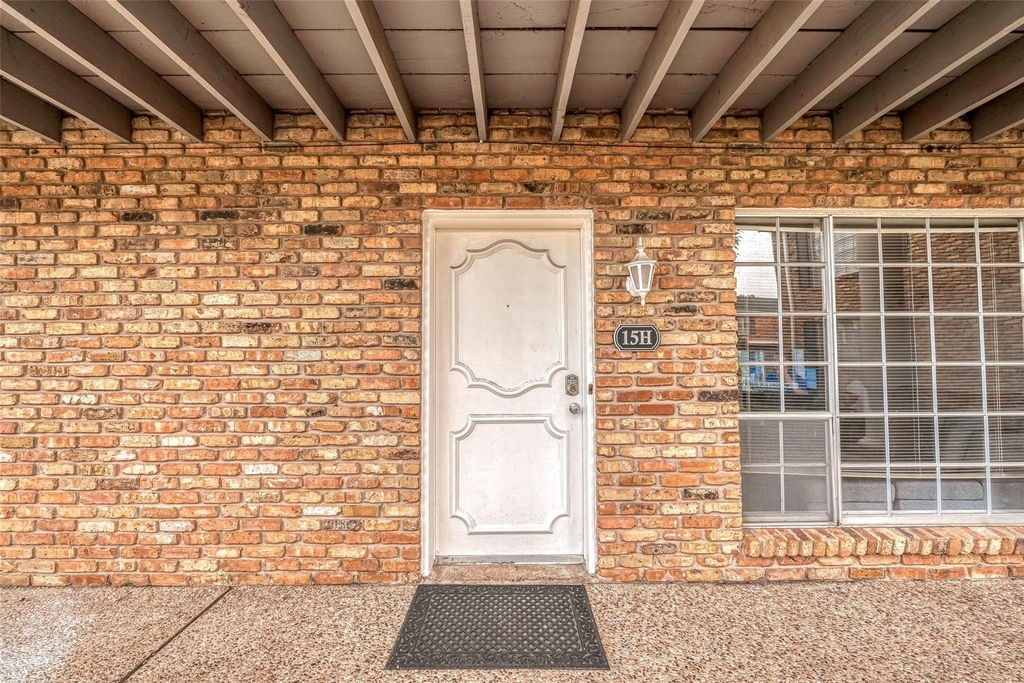 2121 Fountain View Drive - Photo 2