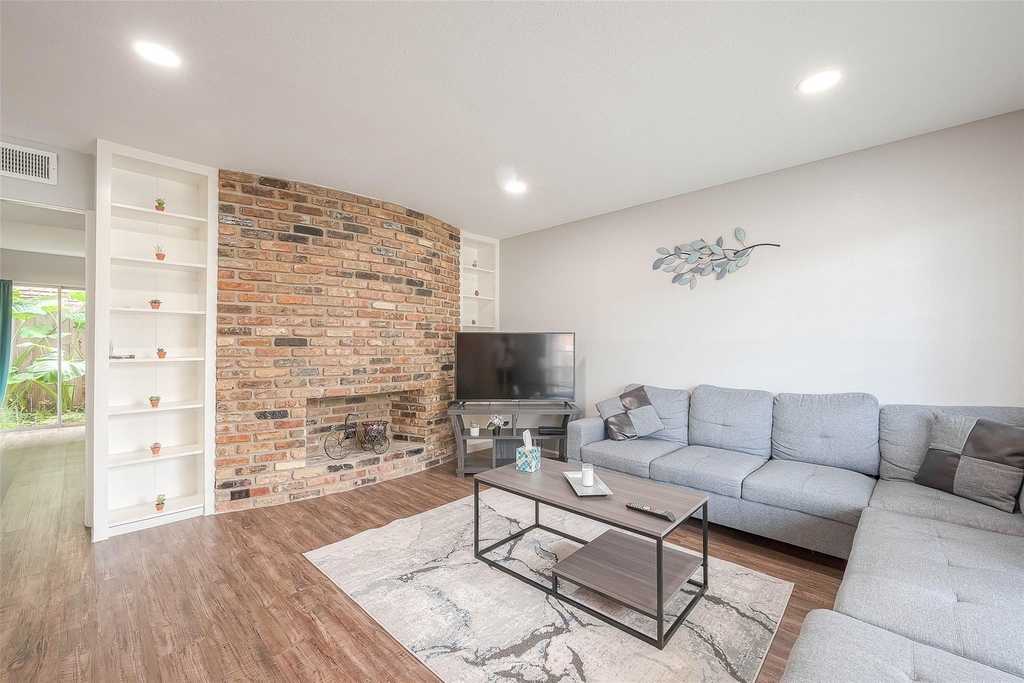 2121 Fountain View Drive - Photo 4