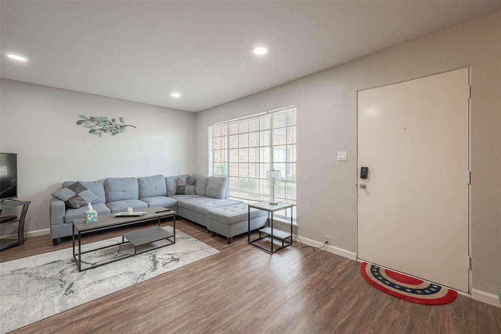 2121 Fountain View Drive - Photo 3