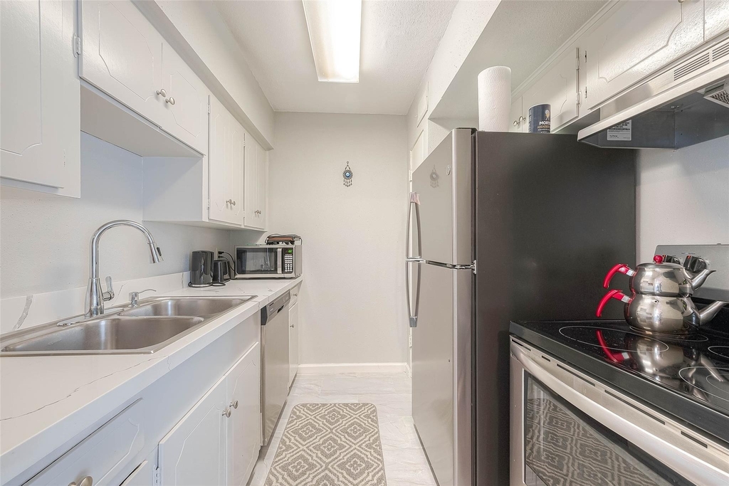 2121 Fountain View Drive - Photo 11
