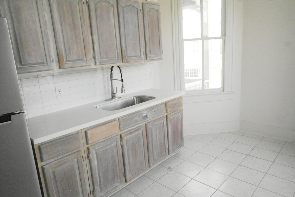 304 18th - Photo 3