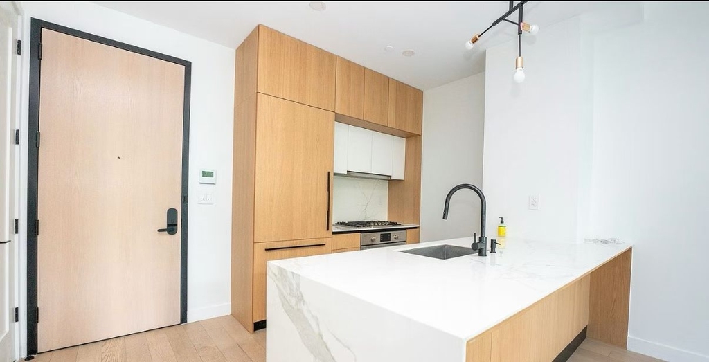 5 Court Square - Photo 1