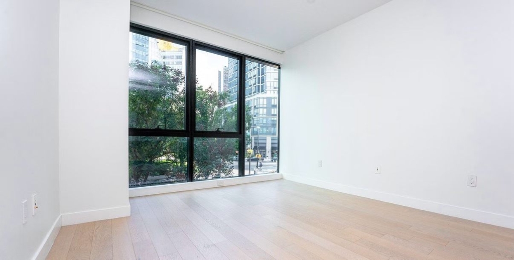 5 Court Square - Photo 4