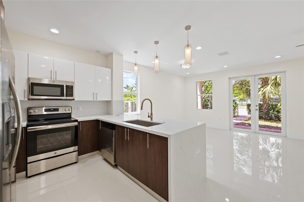1434 Sw 4th Avenue - Photo 1