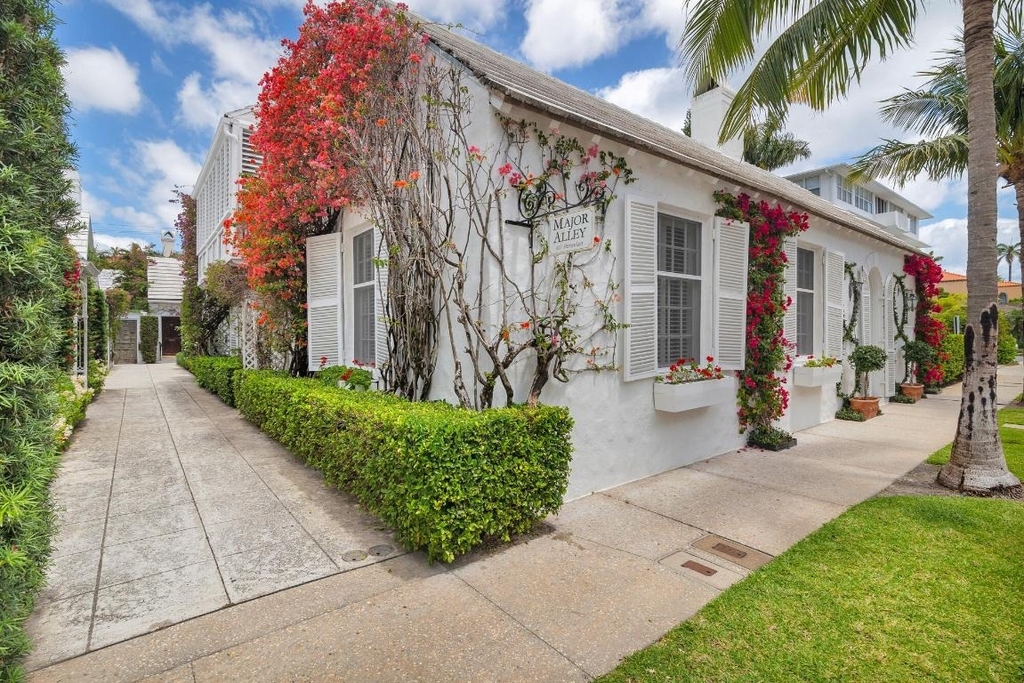 417 Peruvian Avenue - Photo 1