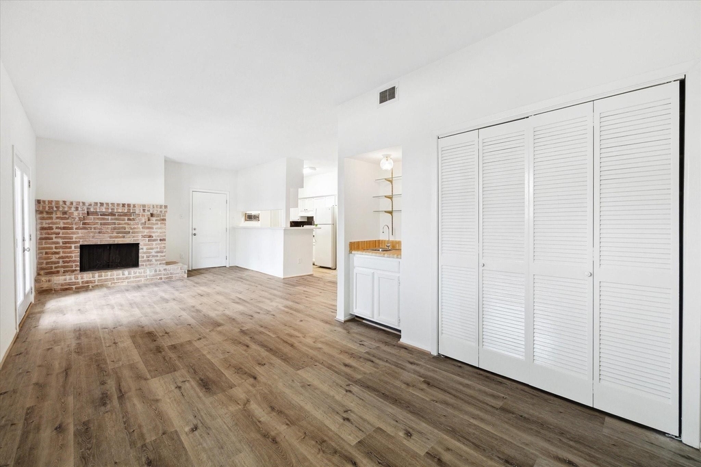 2425 Augusta Drive - Photo 3