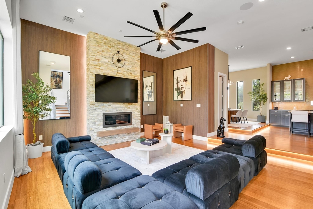 1411 Hickory Street - Photo 2