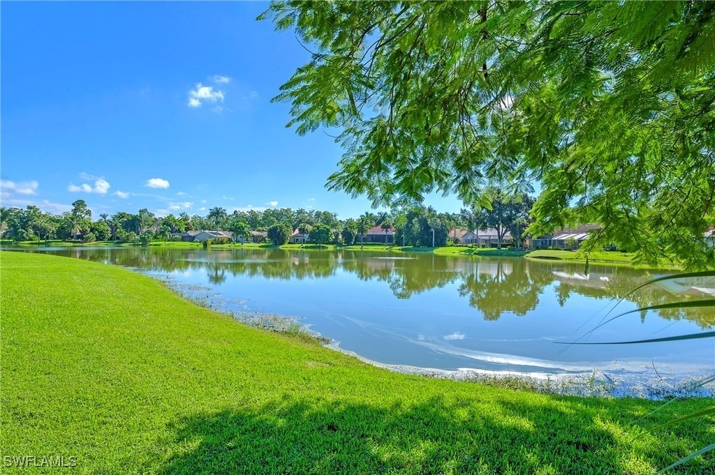 300 Wentworth Court - Photo 6