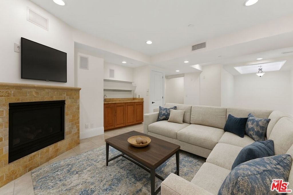 16123 W Sunset Boulevard - Photo 2