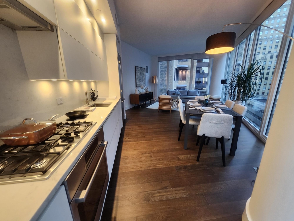 East 44th Street - Photo 8