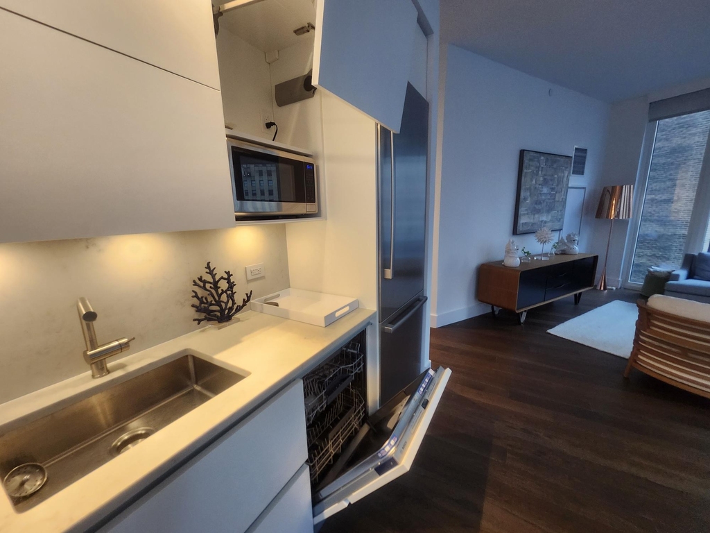 East 44th Street - Photo 6