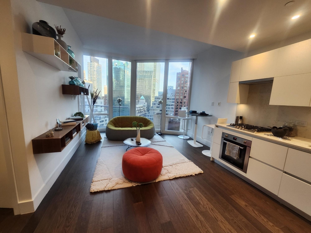 East 44th Street - Photo 3