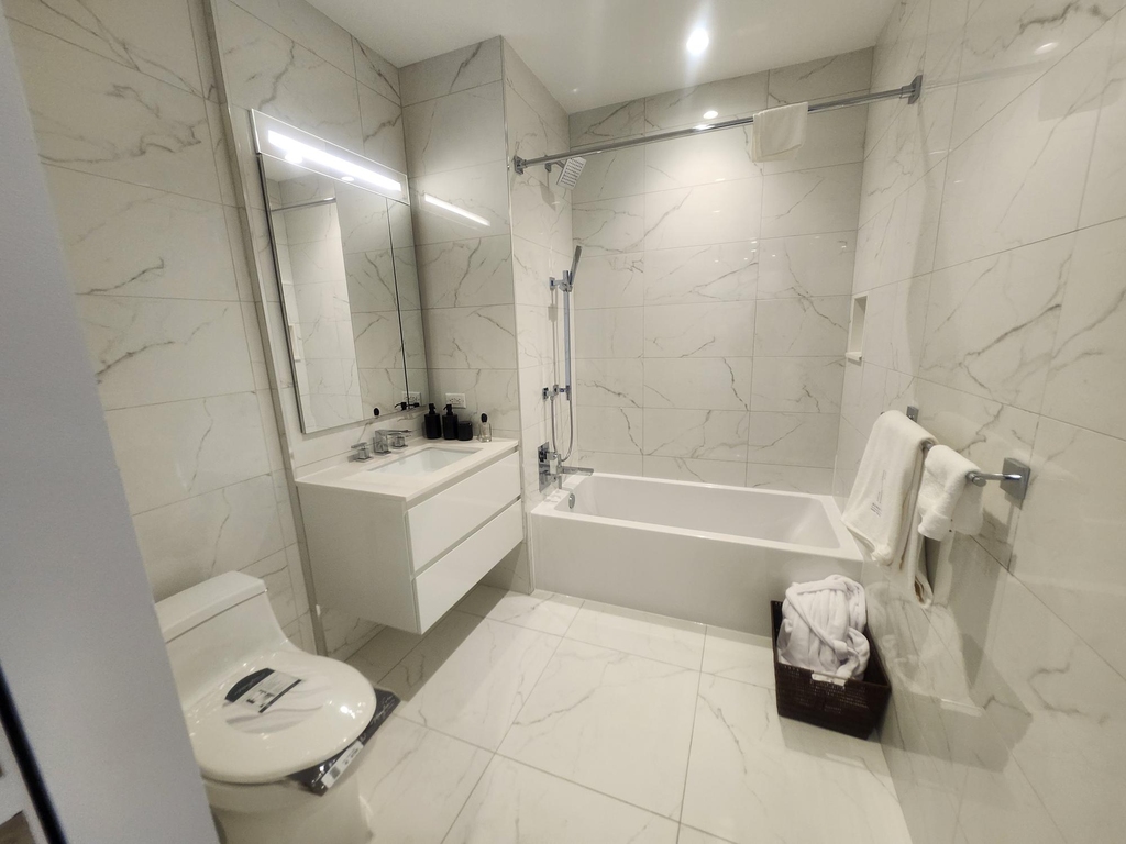East 44th Street - Photo 5