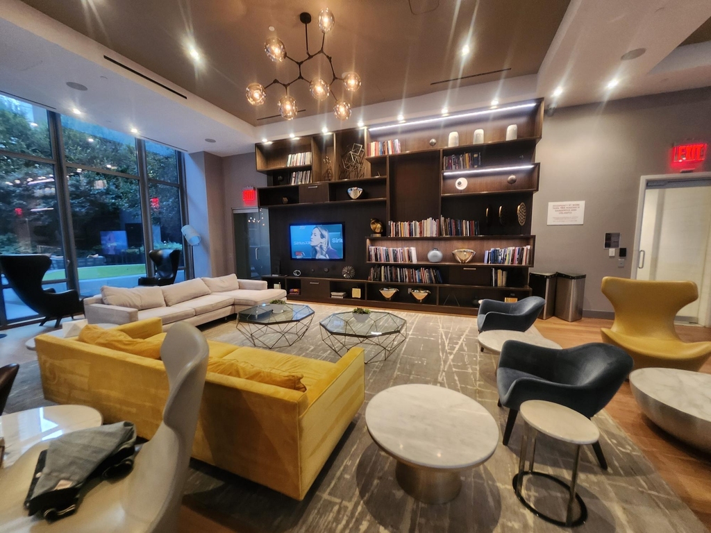East 44th Street - Photo 14