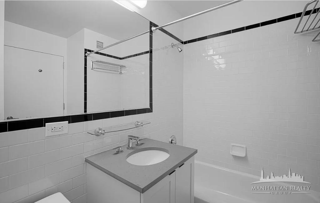 W 42nd St - Photo 5