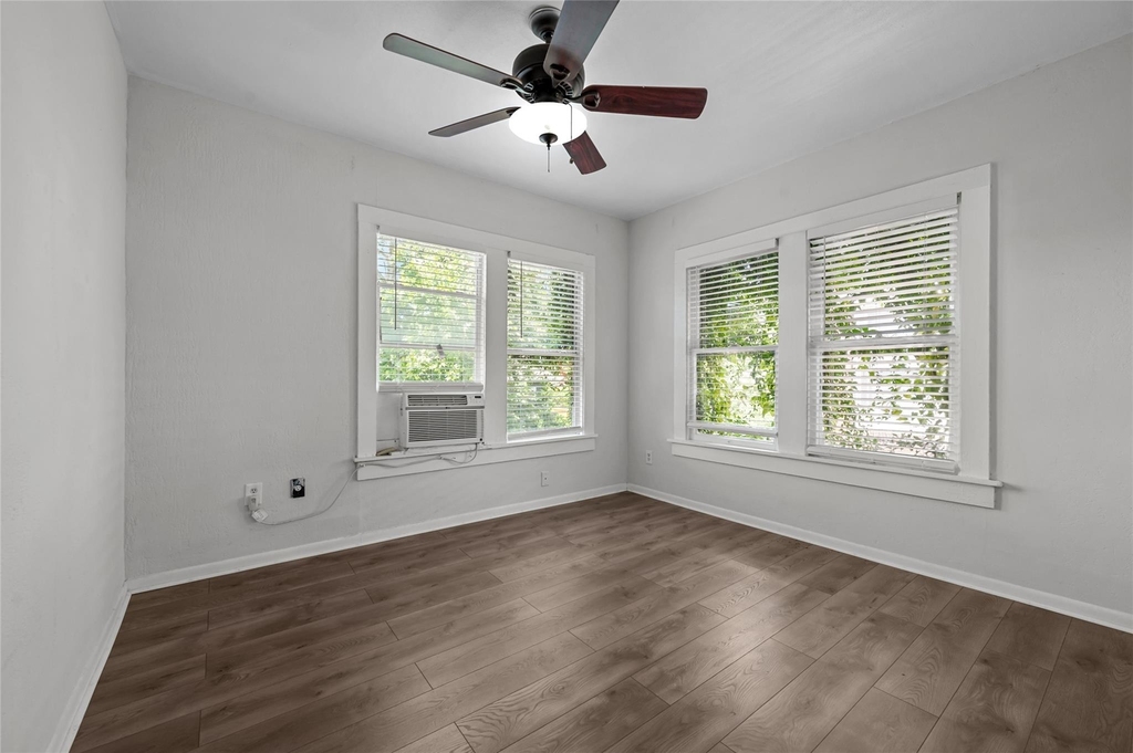 907 W Gray - Photo 2