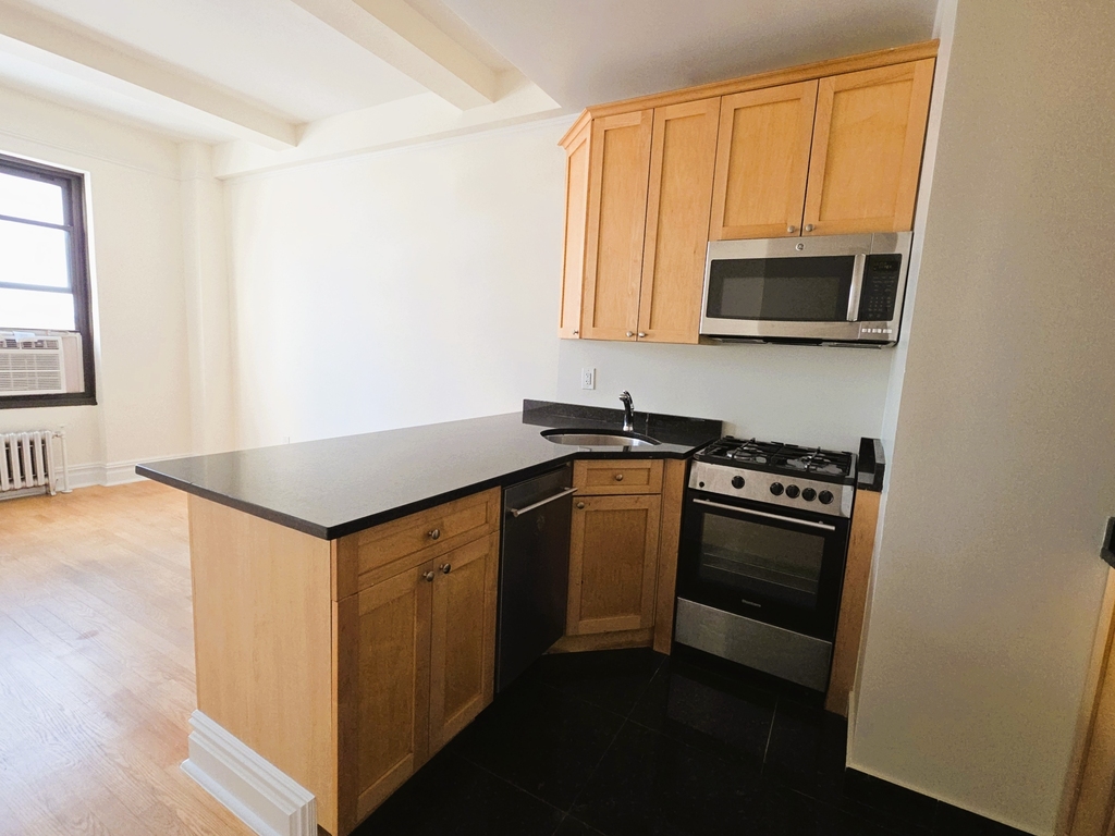 2nd Avenue - Photo 2