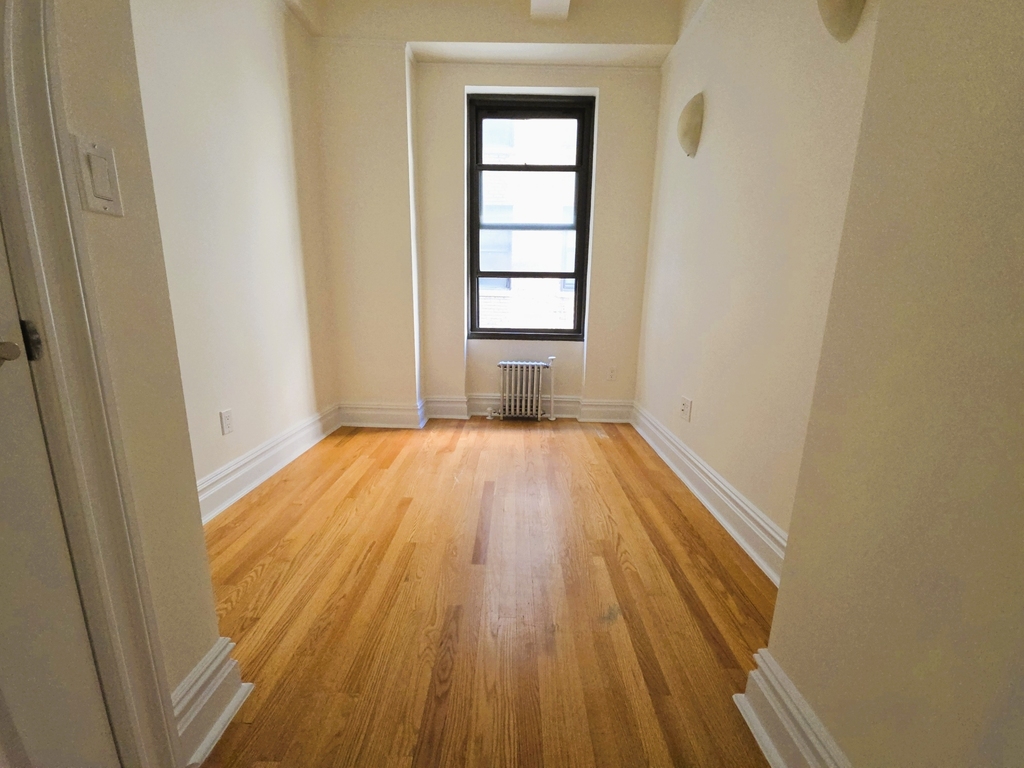 2nd Avenue - Photo 6