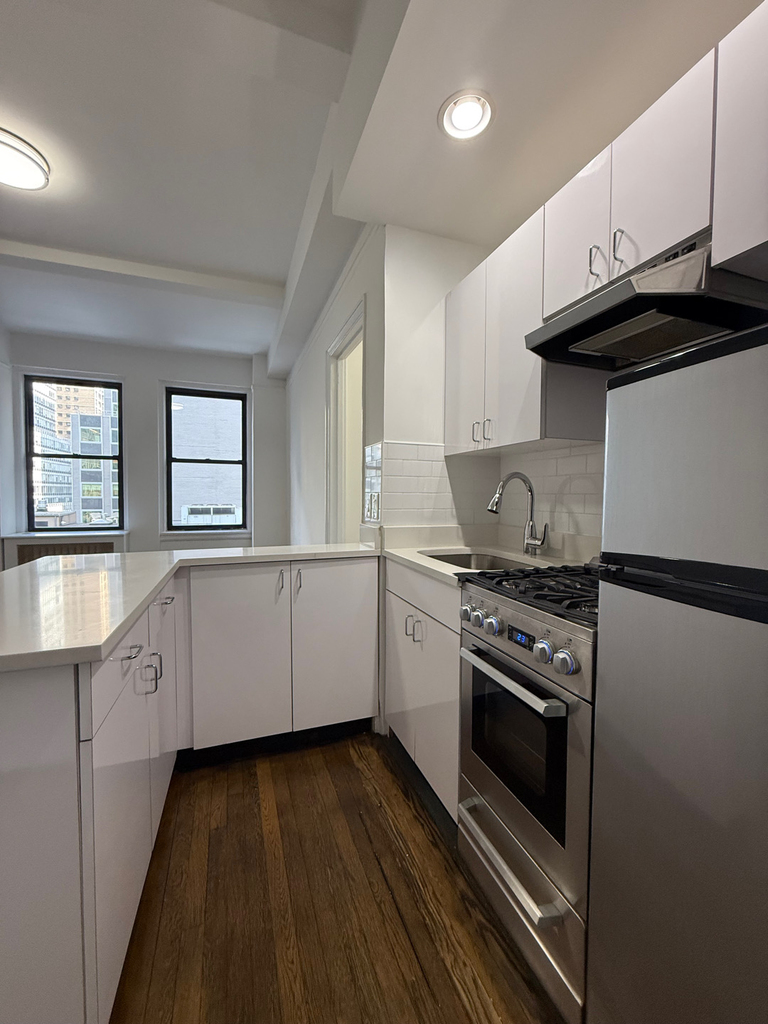 140 East 46th Street - Photo 3